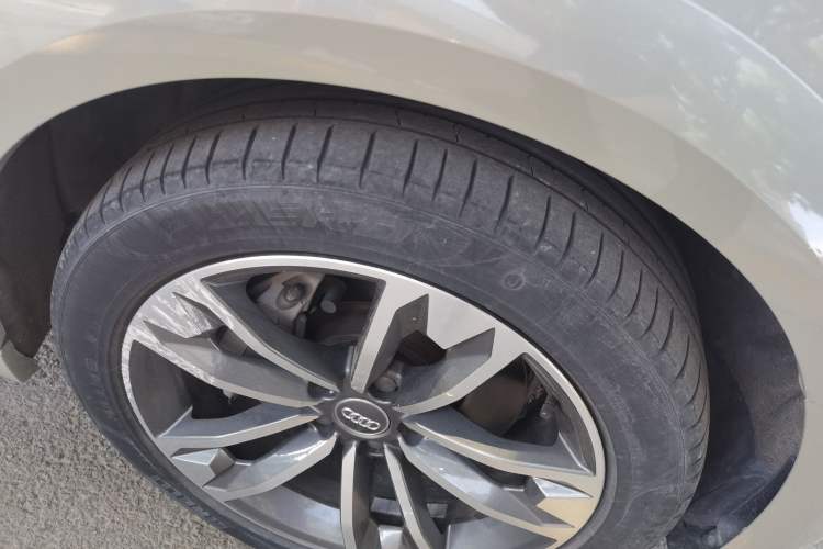Used Audi A4 2017 45 TFSI allroad quattro Sport model Right Front Wheel Hub
