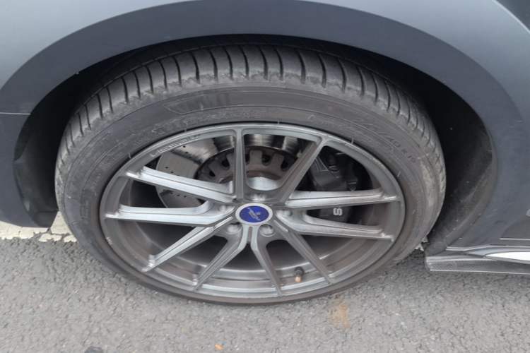 Used Audi A4 2017 45 TFSI allroad quattro Sport model Left Front Wheel Hub