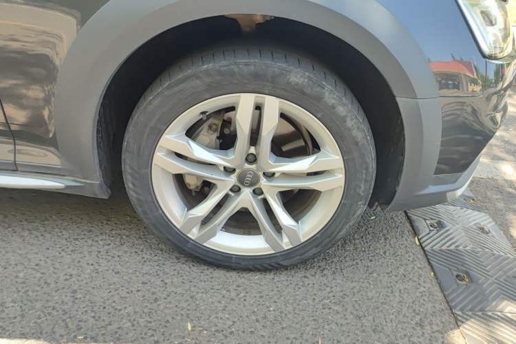 Used Audi A4 2017 45 TFSI allroad quattro Fashion Edition Right Front Wheel Hub