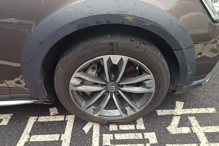 Used Audi A4 2017 45 TFSI allroad quattro Sport model Right Front Wheel Hub