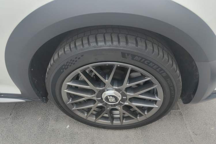Used Audi A4 2017 45 TFSI allroad quattro Sport model Right Front Wheel Hub