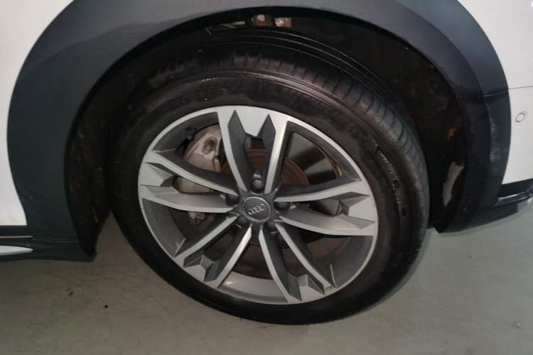 Used Audi A4 2017 45 TFSI allroad quattro Sport model Right Front Wheel Hub