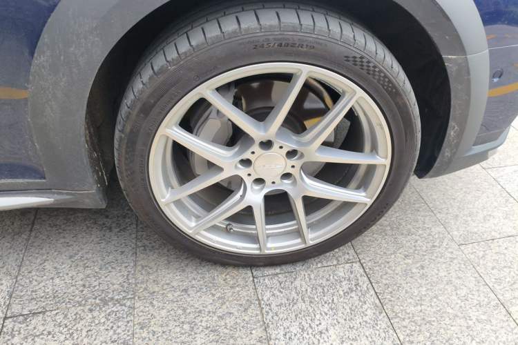 Used Audi A4 2019 45 TFSI allroad quattro Sport model Right Front Wheel Hub