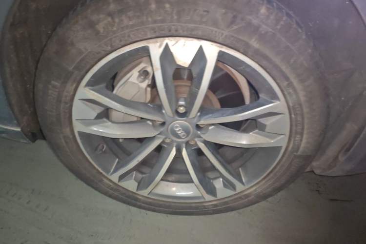 Used Audi A4 2019 45 TFSI allroad quattro Sport model Right Front Wheel Hub