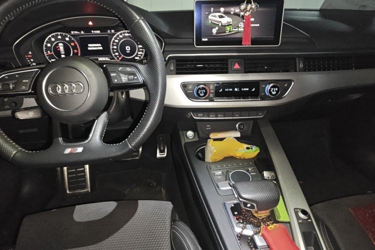 Used Audi A4 2020 Avant Futurist 40 TFSI Luxury Dynamic Model Center Console