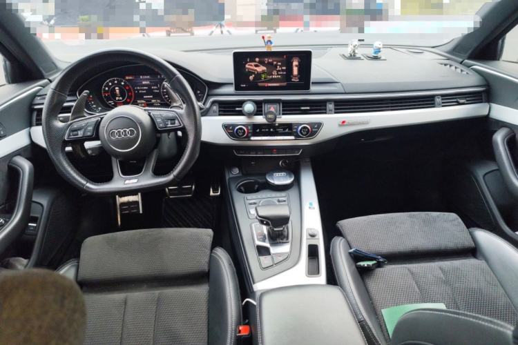 Used Audi A4 2020 Avant Futurist 40 TFSI Luxury Dynamic Model Center Console
