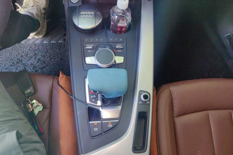 Used Audi A4 2020 Avant Avant-garde 40 TFSI Fashionable and Dynamic Model Gear Lever