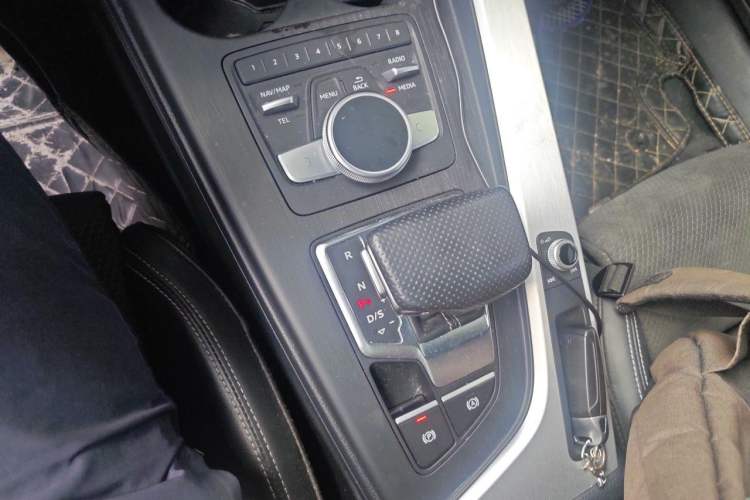Used Audi A4 2020 Avant Futurist 40 TFSI Luxury Dynamic Model Gear Lever