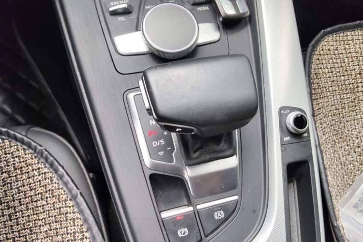 Used Audi A4 2020 Avant Avant-garde 40 TFSI Fashionable and Dynamic Model Gear Lever