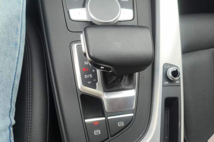 Used Audi A4 2020 Avant Avant-garde 40 TFSI Fashionable and Dynamic Model Gear Lever