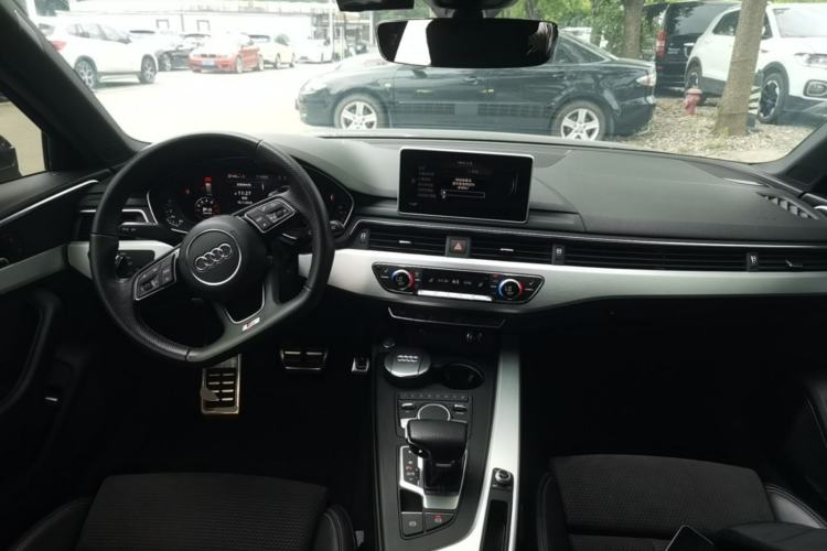 Used Audi A4 2020 Avant Futurist 40 TFSI Luxury Dynamic Model Center Console