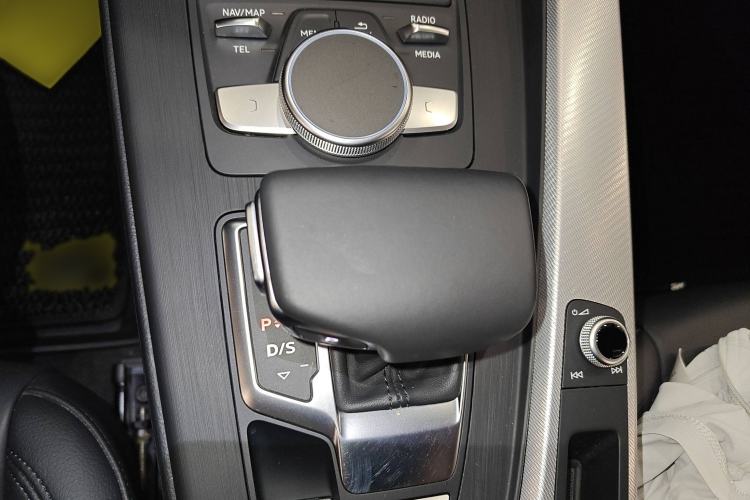 Used Audi A4 2020 Avant Avant-garde 40 TFSI Fashionable and Dynamic Model Gear Lever