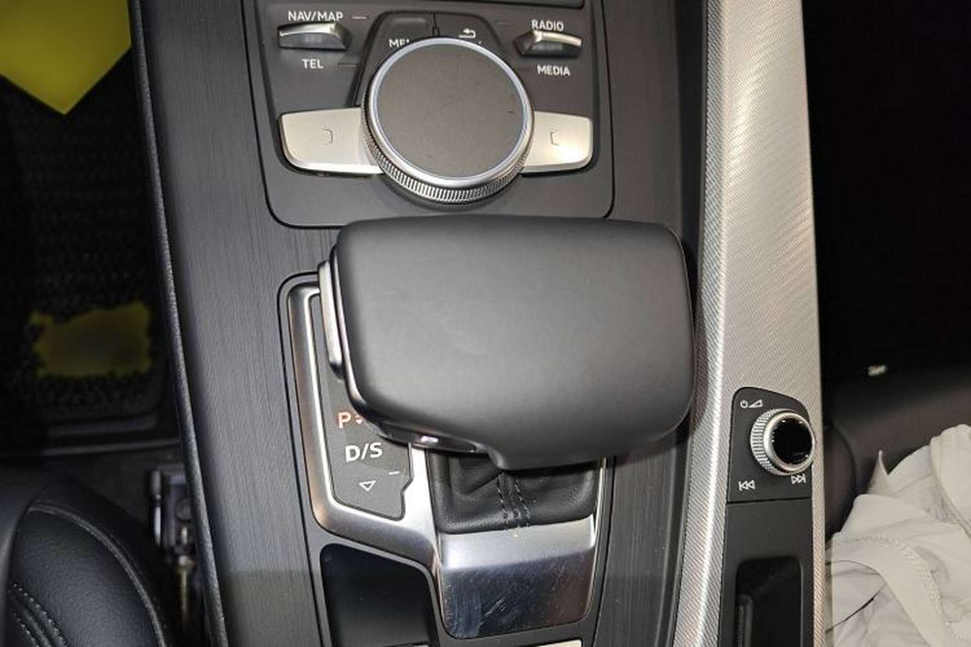 Used Audi A4 2020 Avant Avant-garde 40 TFSI Fashionable and Dynamic Model Gear Lever