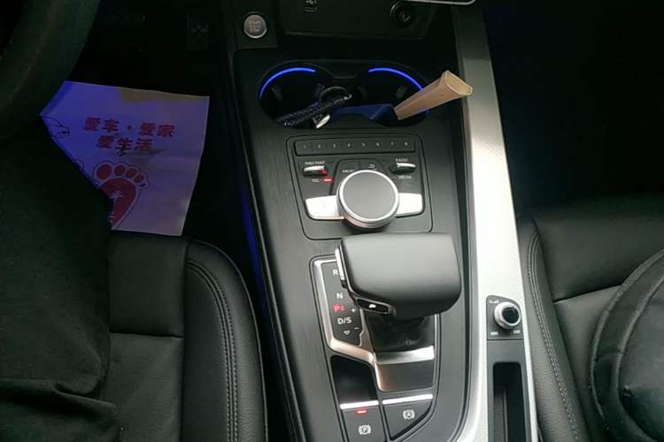 Used Audi A4 2020 Avant Avant-garde 40 TFSI Fashionable and Dynamic Model Gear Lever