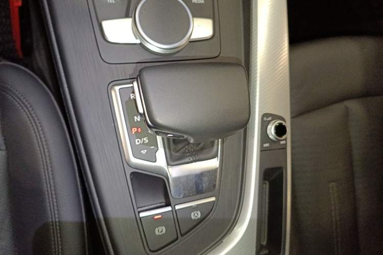 Used Audi A4 2020 Avant Avant-garde 40 TFSI Fashionable and Dynamic Model Gear Lever
