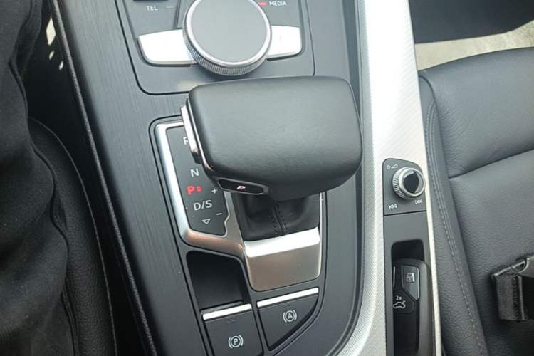 Used Audi A4 2020 Avant Avant-garde 40 TFSI Fashionable and Dynamic Model Gear Lever