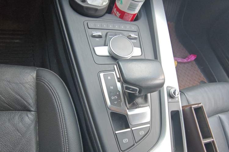 Used Audi A4 2020 Avant Avant-garde 40 TFSI Fashionable and Dynamic Model Gear Lever