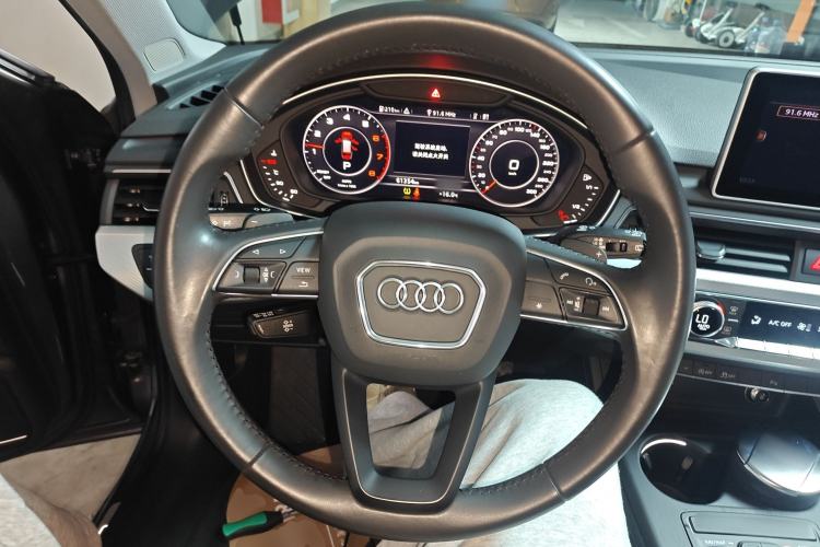 Used Audi A4 2020 Avant Avant-garde 40 TFSI Fashionable and Dynamic Model Steering Wheel