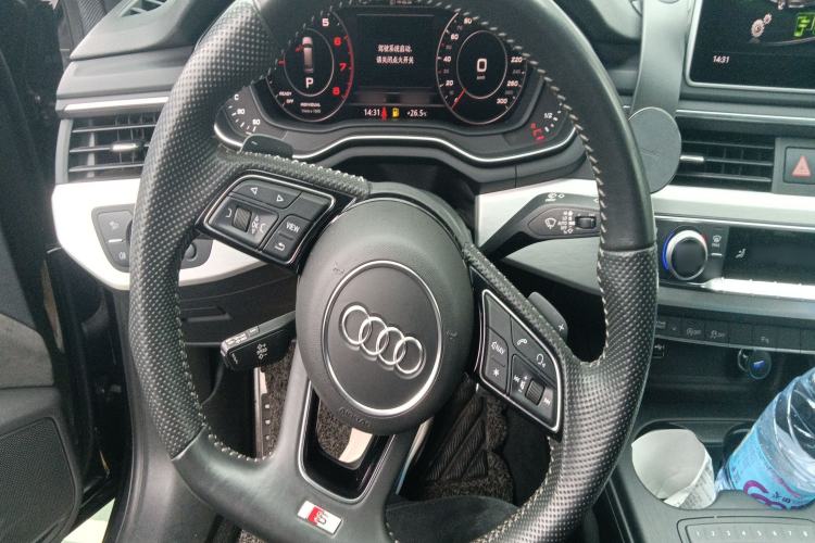 Used Audi A4 2020 Avant Avant-garde 40 TFSI Fashionable and Dynamic Model Steering Wheel