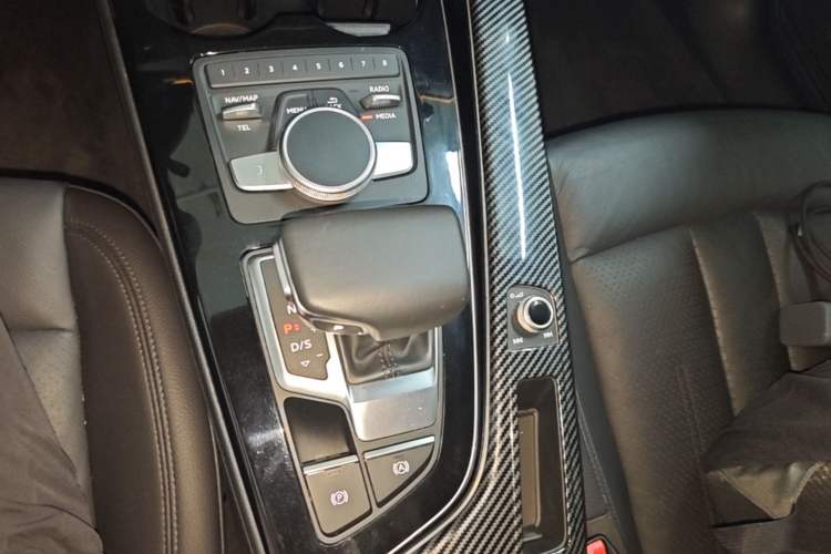 Used Audi A4 2020 Avant Avant-garde 40 TFSI Fashionable and Dynamic Model Gear Lever