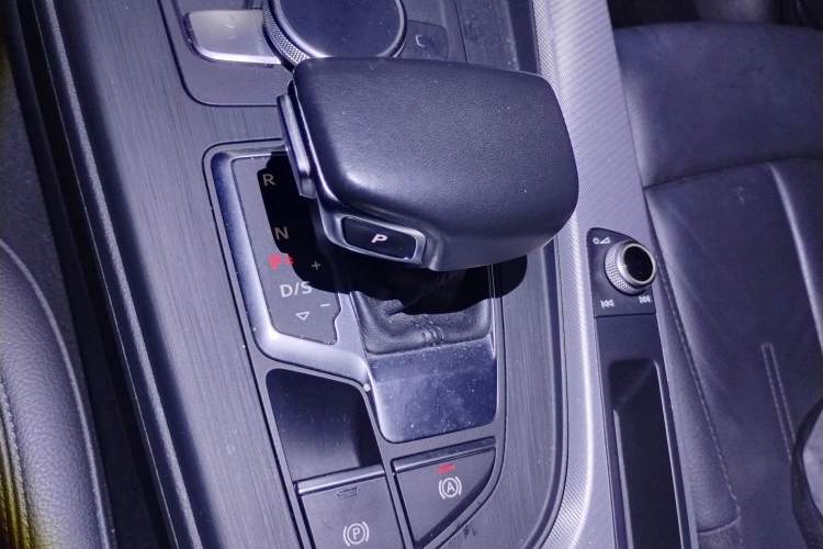 Used Audi A4 2020 Avant Avant-garde 40 TFSI Fashionable and Dynamic Model Gear Lever