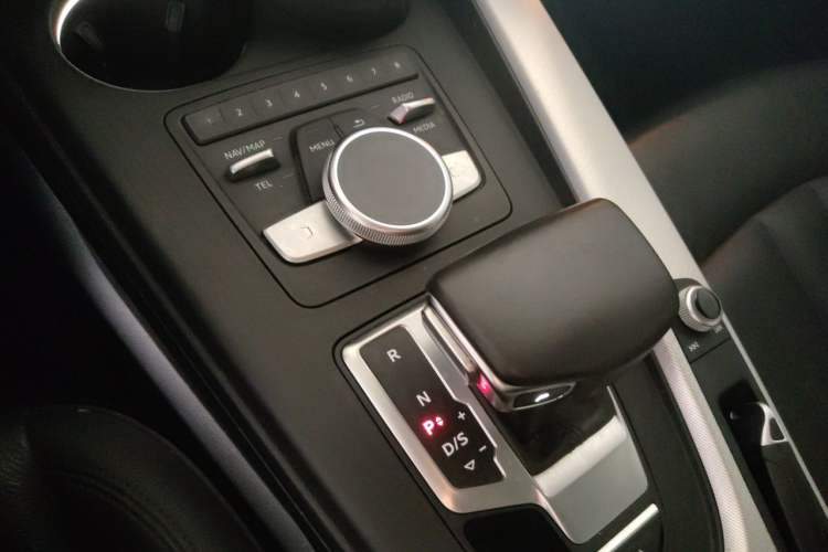 Used Audi A4 2020 Avant Avant-garde 40 TFSI Fashionable and Dynamic Model Gear Lever