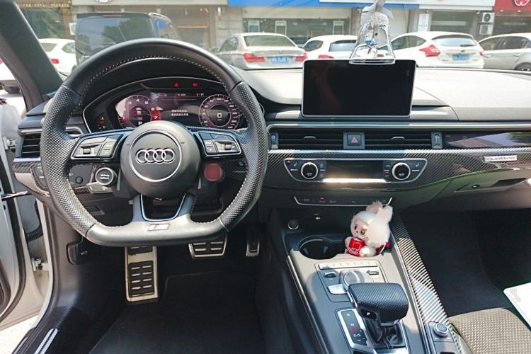 Used Audi A4 2020 Avant Futurist 40 TFSI Luxury Dynamic Model Center Console