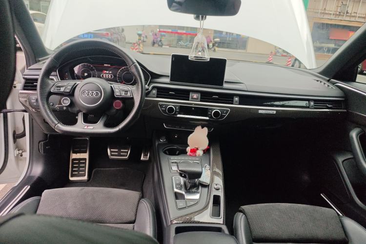 Used Audi A4 2020 Avant Futurist 40 TFSI Luxury Dynamic Model Center Console