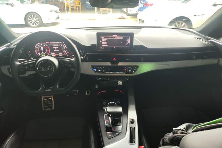 Used Audi A4 2020 Avant Futurist 40 TFSI Luxury Dynamic Model Center Console