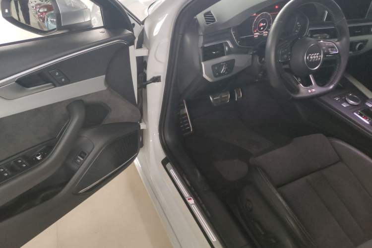 Used Audi A4 2020 Avant Futurist 40 TFSI Luxury Dynamic Model Interior 3