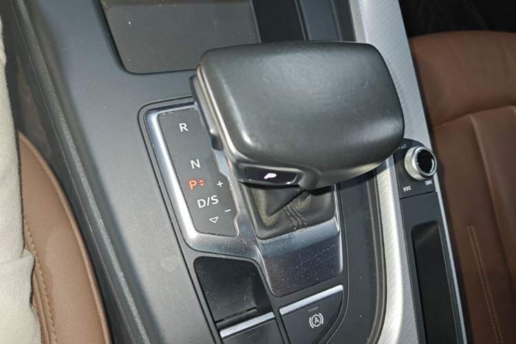Used Audi A4 2021 Avant Avant-garde 40 TFSI Stylish and Elegant Model Gear Lever