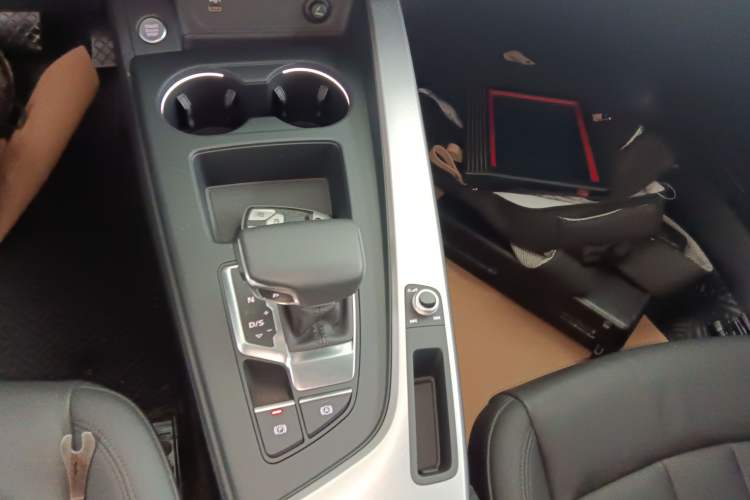Used Audi A4 2021 Avant Avant-garde 40 TFSI Stylish and Elegant Model Gear Lever