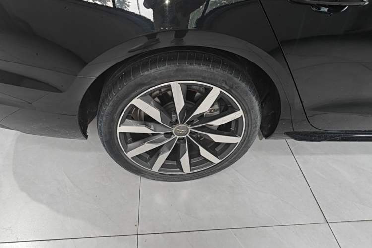 Used Audi A4 2021 Avant Avant-garde 40 TFSI Stylish and Elegant Model Right Rear Wheel Hub