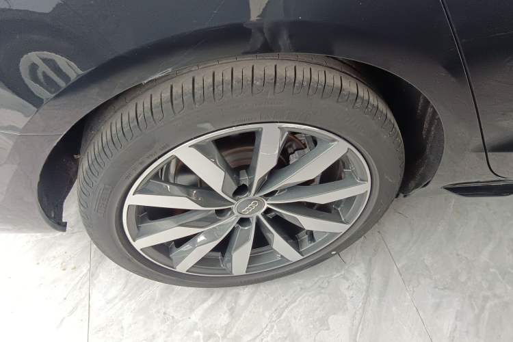 Used Audi A4 2021 Avant Avant-garde 40 TFSI Stylish and Elegant Model Right Rear Wheel Hub