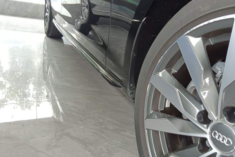 Used Audi A4 2021 Avant Avant-garde 40 TFSI Stylish and Elegant Model Right Side Sill