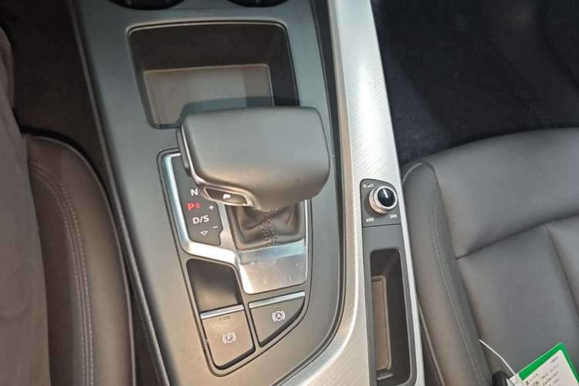 Used Audi A4 2021 Avant Avant-garde 40 TFSI Stylish and Elegant Model Gear Lever