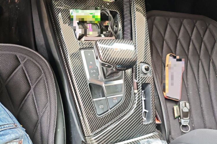 Used Audi A4 2021 Avant Avant-garde 40 TFSI Stylish and Elegant Model Gear Lever