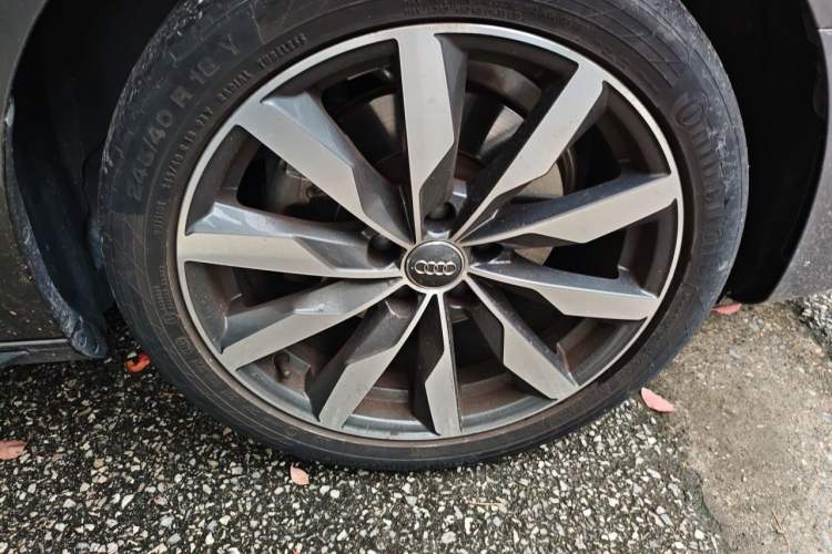 Used Audi A4 2021 Avant Avant-garde 40 TFSI Stylish and Elegant Model Right Front Wheel Hub