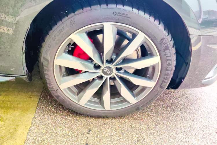 Used Audi A4 2021 Avant Avant-garde 40 TFSI Stylish and Elegant Model Right Front Wheel Hub