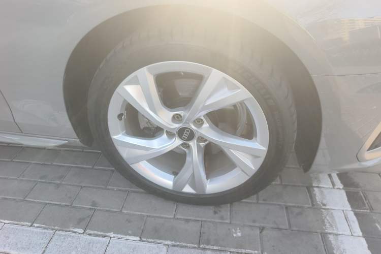 Used Audi A4 2021 Avant Futurist 40 TFSI Stylish and Dynamic Model Right Front Wheel Hub