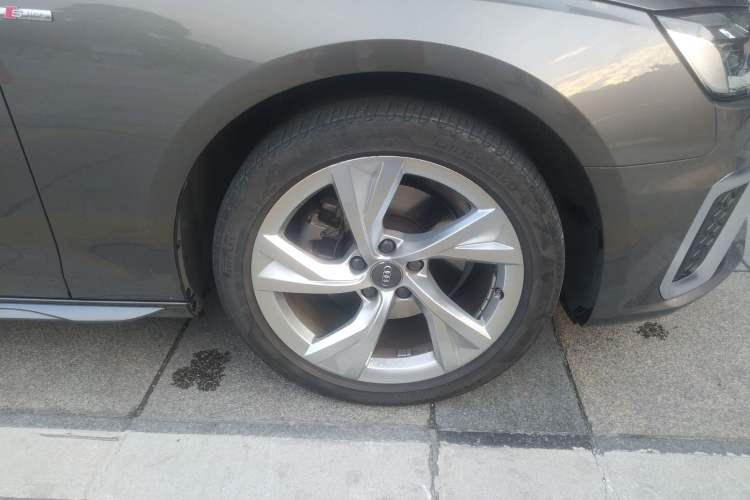 Used Audi A4 2021 Avant Futurist 40 TFSI Stylish and Dynamic Model Right Front Wheel Hub