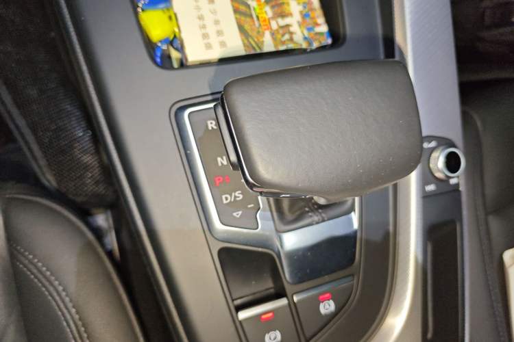 Used Audi A4 2021 Avant Avant-garde 40 TFSI Stylish and Elegant Model Gear Lever