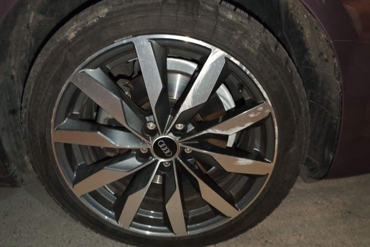 Used Audi A4 2021 Avant Avant-garde 40 TFSI Stylish and Elegant Model Right Front Wheel Hub