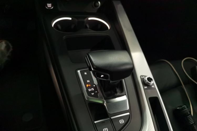 Used Audi A4 2021 Avant Avant-garde 40 TFSI Stylish and Elegant Model Gear Lever