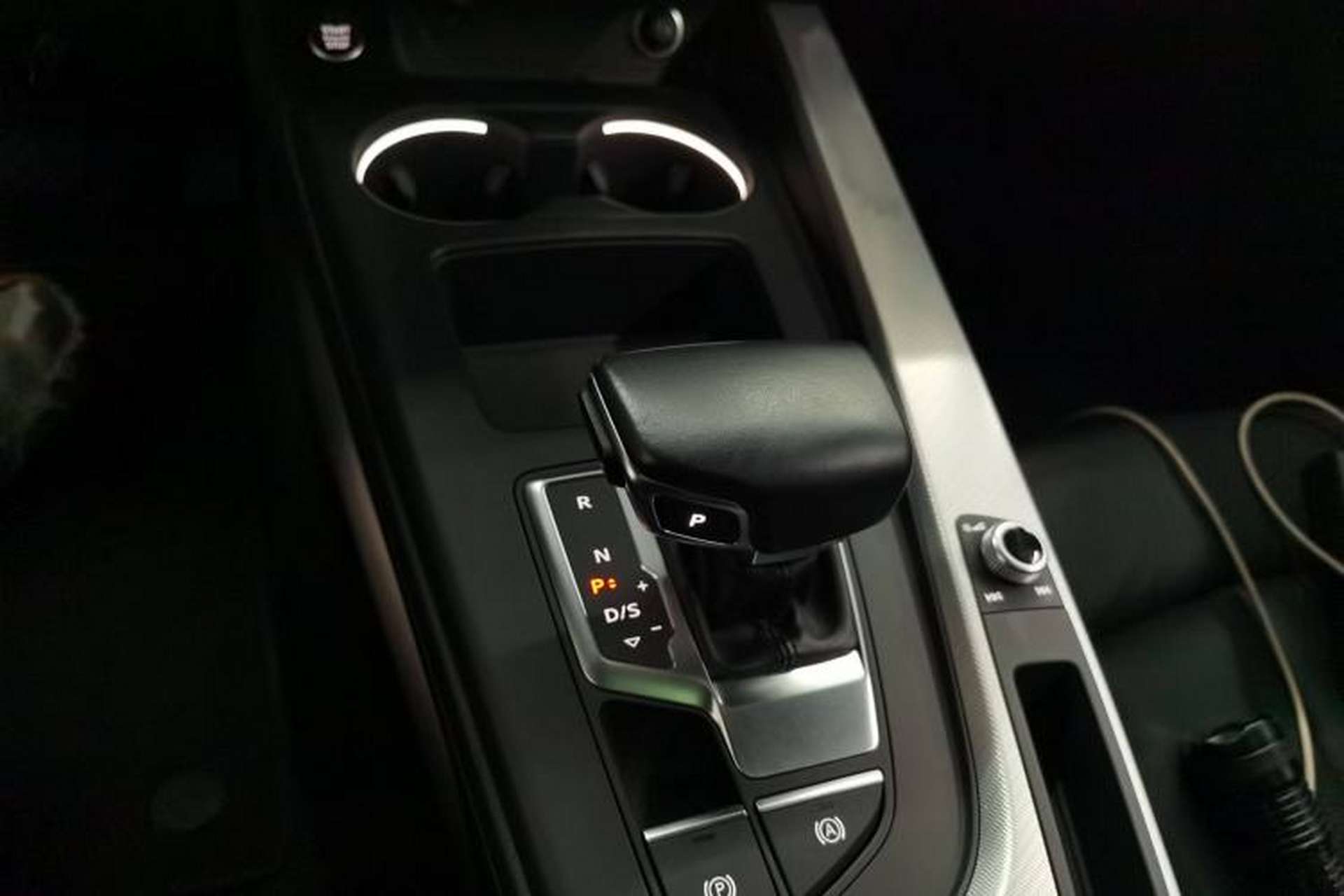 Used Audi A4 2021 Avant Avant-garde 40 TFSI Stylish and Elegant Model Gear Lever