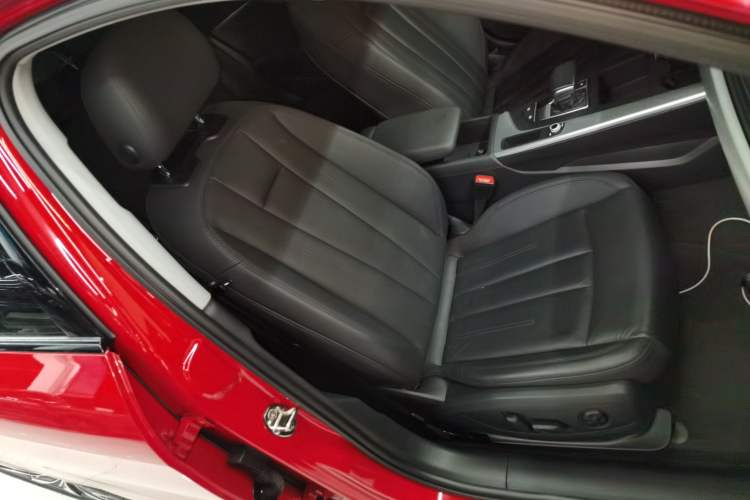 Used Audi A4 2021 Avant Avant-garde 40 TFSI Stylish and Elegant Model Right Front Seat
