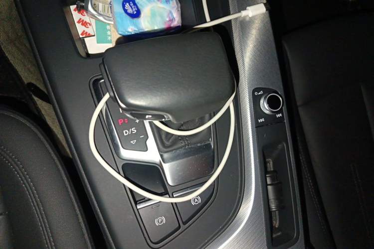 Used Audi A4 2021 Avant Avant-garde 40 TFSI Stylish and Elegant Model Gear Lever
