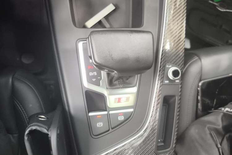 Used Audi A4 2021 Avant 40 TFSI Pioneer Star Edition Gear Lever