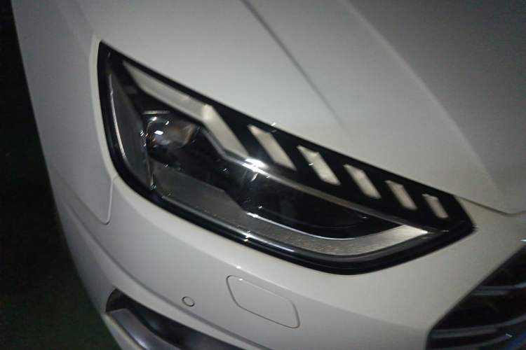 Used Audi A4 2021 Avant Avant-garde 40 TFSI Stylish and Elegant Model Right Front Headlight