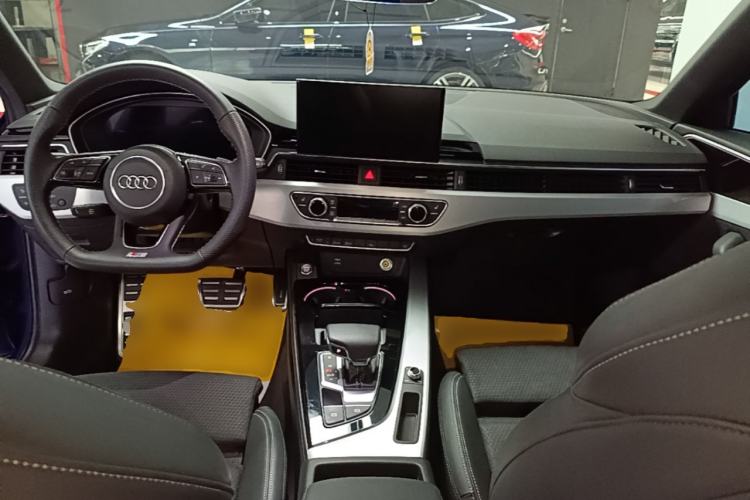 Used Audi A4 2022 Avant 40 TFSI Luxury Dynamic Model Center Console
